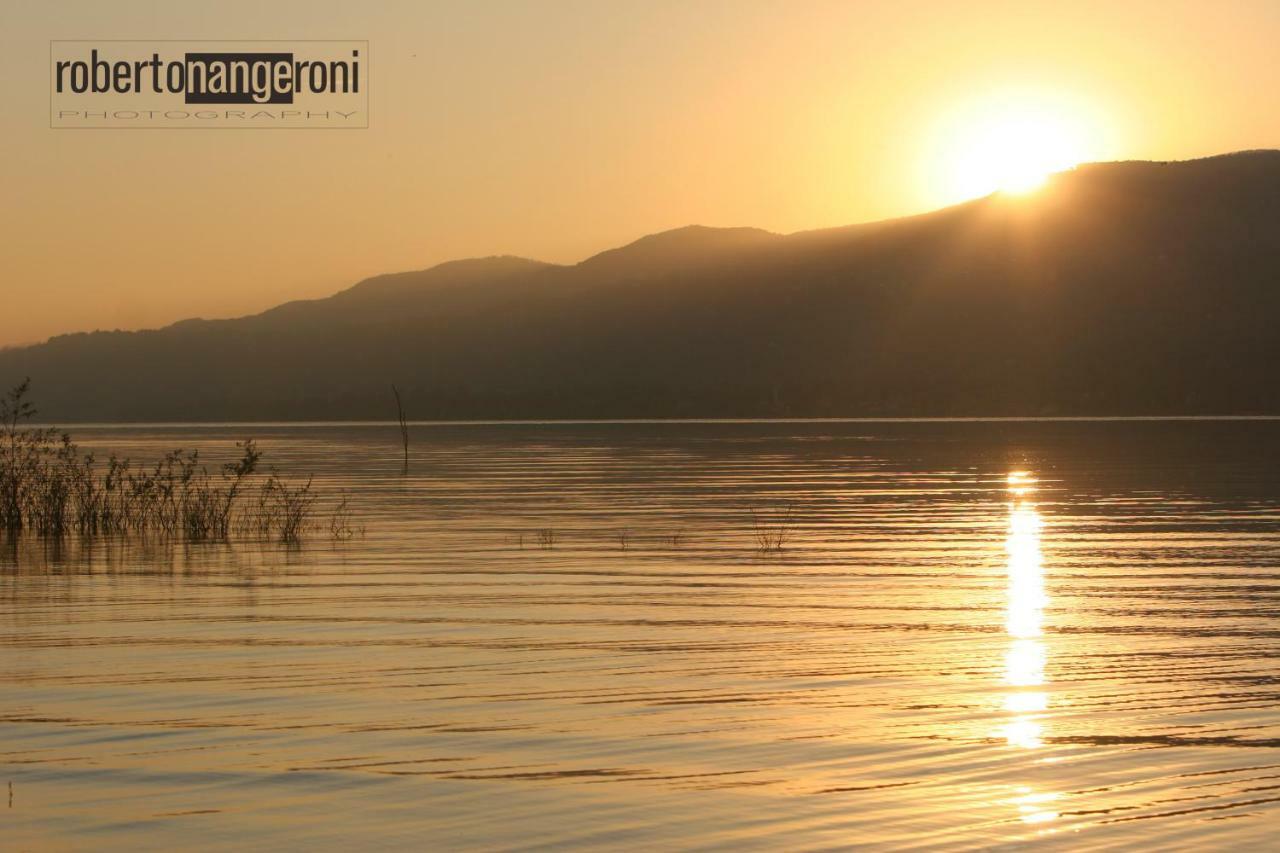 Cristal Lake Affittacamere Ispra Bagian luar foto